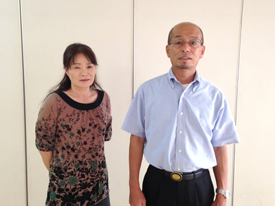 福岡市博多区賃貸オフィスビルの ワンフロアに、不用となった荷物が 積み上げられ、長い年月の間、ホコリ をかぶり倉庫状態となっていました。  この倉庫状態となったスペースを 有効活用するため、不要品を全て 撤去ご希望ということで、当店へ 片付けを依頼されました。  作業員合計８人、作業時間１日半、 ２トントラック３台分の不用品、  なかなかやりがいのある作業現場 でした。  作業完了後、担当責任者の部長様 から「希望どうりに片付けてもらって 言うことない、バッチリだね。」と ほめていただき感謝感激です。  部長様、事務員の方様、最後に 写真の撮影まで協力していただき ありがとうございました。 【便利屋】暮らしなんでもお助け隊 福岡茶山店に ご依頼のお客様の大部分は 一般ご家庭のお客様ですが、  会社、病院、事務所、店舗の代表 の方や奥様、事務員の方からも  「ネットで見ました。  家のものではないけれど、 こんな物も片付けられますか？」 というようなお問い合わせを いただいています。  「はい！喜んで！！」