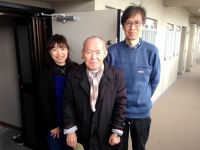 ご実家がある福岡のお父様が老人ホームへご入居されるため、神奈川県にお住まいの 息子様より倉庫化したお部屋、ベランダ、倉庫を片付けていただきたいとメールでの ご相談がありました。福岡を離れどこの業者へ相談したらよいのかとパソコンで検索 していたところ、「片付け専門の便利屋」【便利屋】暮らしなんでもお助け隊 福岡茶山店のホームページを 拝見し、お客様の声や笑顔の写真の多さに信頼できる会社だなぁ～と思われたそうです。早速、メールにて相談しましたが対応も速く、とても丁寧な説明もありましたので 依頼することを決めました。福岡に帰ってきて実際にきていただいたスタッフさんも とても感じのよい方たちで安心してお任せすることができました。作業も片付け専門の 便利屋さんと言われているだけあって、段取りよく丁寧で早くてきれいな仕上がりで お掃除までしていただける何でも屋でもある【便利屋】暮らしなんでもお助け隊 福岡茶山店さんへ依頼して 本当によかったなぁと思いました。すっかり片付いたお部屋をみて「安心して神奈川へ 帰ることができます。」と最後はみなさま揃って写真撮影にもご協力いただき ありがとうございました。