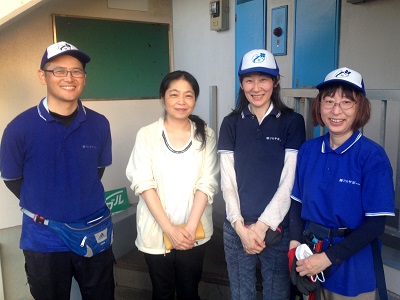 福岡市東区のお客様より、 引越し後の不用品片付けの ご依頼です。  お伺いしてお見積り後、そのまま 作業に取りかからせていただく という流れのご依頼でしたが…  実際、拝見させていただいたところ 予想以上に荷物が多く、  仕分け作業が必要なお部屋も 多かったので、お客様が残ったら  困る大きな家具類などを優先して いただき2tパック内でできるかぎり  頑張りますとご提案させて いただきました。  夕方からの作業開始だったのですが 2tトラックはすぐにいっぱいに なってしました。  お客様より 「すみません、どうしても明日まで には片付けてしまわないといけないの ですがなんとかなりませんか？」  とご相談いただき作業を行う前に 会社へ連絡をいれていたのですが  夕方からの作業だったこともあり、 追加のトラックを用意することが できない状況とのこと…  お客様とともに困っていたところ、 会社より連絡があり  明日の夕方だったら、トラックを確保 できるとの一報が!!  親の家(実家) お部屋 老人ホーム入居・退去 引越し 解体前 遺品整理の際の不用な家具 不用品 不要品 粗大ごみ 粗大ゴミ家一軒丸ごと片付けを【便利屋】暮らしなんでもお助け隊 福岡茶山店が作業完了ですっきりしました  「明日も夕方からの作業にはなりますが 明日中には、全部片付けること ができますよ。」  とお伝えしたこところ  「よかったぁ～　お願いします。 すみません無理なことをお願いしまして」  2日にわたっての作業になりましたが、 無事作業を完了することができて 本当によかったです。  「２日間にわたって暑い中遅くまで、 作業をしていただきありがとう ございました。ほんとうに助かりました。 よかったらどうぞ。」  と、冷たい飲み物にアイスクリームまで 差入れしていただき、作業完了後の  写真撮影も笑顔でご協力していただき ありがとうございました。  親の家(実家) お部屋　老人ホーム入居・退去 解体前 引越し 遺品整理 際の片付けのことで困ったら、大型家具 不要品 不用品 粗大ごみ 粗大ゴミ家一軒丸ごとすべて片づけいたしますまた、何かお困りの際はご相談下さい  片付けに関することはいろいろ 何でもお手伝いしておりますので  「おたくでは、こんな片付けも できる？」というようにお気軽に お問い合せ下さい。  お電話お待ちしております。   老人ホームへの入居・退去　お家の解体前　引越しの際にでた不用品、ご入院・ご退院の際のお部屋片付け　遺品整理は歯ブラシから大型家具(不用品・不用品・粗大ごみ・粗大ゴミ)まで、家の中ぜんぶ(親の家・実家片付け)【便利屋】暮らしなんでもお助け隊 福岡茶山店が全て片づけます。0120-263-101老人ホームへの入居・退去　お家の解体前　引越しの際にでた不用品、ご入院・ご退院の際のお部屋片付け　遺品整理で困ったら歯ブラシから大型家具(不用品・不用品・粗大ごみ・粗大ゴミ)まで、家の中ぜんぶ(親の家・実家片付け)【便利屋】暮らしなんでもお助け隊 福岡茶山店へのお問い合わせは、スマートフォン・iPhoneからはココをクリックすると電話がかけられます