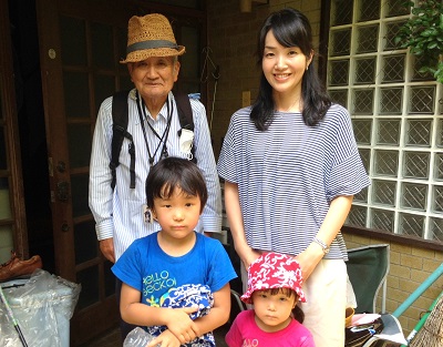 福岡市城南区のお客様より、 ご実家(親の家)お部屋の 片付けのご依頼です。  お父様がご実家にお一人で お住まいになれており  お父様のお部屋、リビング、台所を 中心に不要品の片付けと  簡単なお掃除をしてほしい とのご依頼内容でした。  まずは、拝見させていただいて 作業内容のご確認を行いました。  娘様のご希望は、お父様のお部屋を 中心に片付けほしいとのことでしたが  お父様のお部屋は、ご趣味の物も たくさんありお父様のご確認を  ひとつひとつ行わなければ 片づけられない状況でした。    ご予算とお時間も限られて おりましたので、  今回はいろいろなもので 溢れかえっていた台所を中心に  作業を行い、その作業中にお父様には、 いるもの・いらないもの のご確認をしていただきました。  時々、作業の様子を伺いにこられた お父様は  「すまないね、でもさすが職人さんだね。 早くてきれいだ。」  とお褒めの言葉をかけてくださり、 スタッフ2名で2時間半に渡って  作業を行い、台所、リビング、廊下、 お父様のお部屋の不要品を 片付けることができました。  作業終了後のご確認の際、娘様より  「大変だったでしょう… 本当にありがとうございました。 また次回もお願いしたいと 思っています。」  お父様からも 「本当にきれいにして頂いて ありがとうございます。孫と 一緒に遊べるような部屋になった」  とたいへん喜んでいただきました。  親の家(実家) お部屋 老人ホーム入居・退去 引越し 解体前 遺品整理の際の不用な家具 不用品 不要品 粗大ごみ 粗大ゴミ家一軒丸ごと片付けを【便利屋】暮らしなんでもお助け隊 福岡茶山店が作業完了ですっきりしました  作業終了後の写真撮影には、 そのお孫様、娘様と一緒に  にっこり笑顔でご協力していただき ありがとうございました。  元気なお孫様お二人と 楽しいお時間がたくさん 過ごせるといいですね！  親の家(実家) お部屋 老人ホーム入居・退去 引越し 解体前 遺品整理の際の不用な家具 不用品 不要品 粗大ごみ 粗大ゴミ家一軒丸ごと片付けを【便利屋】暮らしなんでもお助け隊 福岡茶山店が作業完了ですっきりしました   片付けに関することはいろいろ 何でもお手伝いしておりますので  「おたくでは、こんな片付けも できる？」というようにお気軽に お問い合せ下さい。  お電話お待ちしております。   老人ホームへの入居・退去　お家の解体前　引越しの際にでた不用品、ご入院・ご退院の際のお部屋片付け　遺品整理は歯ブラシから大型家具(不用品・不用品・粗大ごみ・粗大ゴミ)まで、家の中ぜんぶ(親の家・実家片付け)【便利屋】暮らしなんでもお助け隊 福岡茶山店が全て片づけます。0120-263-101老人ホームへの入居・退去　お家の解体前　引越しの際にでた不用品、ご入院・ご退院の際のお部屋片付け　遺品整理で困ったら歯ブラシから大型家具(不用品・不用品・粗大ごみ・粗大ゴミ)まで、家の中ぜんぶ(親の家・実家片付け)【便利屋】暮らしなんでもお助け隊 福岡茶山店へのお問い合わせは、スマートフォン・iPhoneからはココをクリックすると電話がかけられます