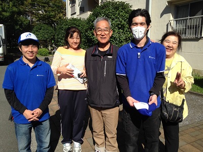 お客様は親御様と３人で片付け作業を行うため、これまで熊本から福岡へ遺品整理をするために７回も整理作業へ来られていたそうです。自分達でできる範囲は３人で協力して 続けていたものの、体力的にも限界を感じ始めて残りの作業はプロにお願いしようと 思ったそうです。そこでスマートホンで業者探しをはじめました。何でも屋、便利屋と 検索をしていたところ、福岡No1「お客様の声」を獲得する福岡の便利屋という言葉に目がとまり【便利屋】暮らしなんでもお助け隊 福岡茶山店のホームページにたどり着きました。「とても感じがよくて他の便利屋とは違って片付けを専門でやっており、スタッフのみなさんも最初の ページに登場されていてとても好感がもてました。お客様の声の多さに一番びっくり しました。実際に読ませていただいて依頼することをきめました。」と嬉しいお言葉からお問い合わせのご相談は始まりました。福岡へ到着後お見積にお伺いし後日作業をさせていただくことになりました。「さすが片付け専門でやっている便利屋ですね！私たちと 違って作業の要領もよく早くて丁寧で安心してお任せできました。しかもお掃除まで やっていただいて本当に助かりました。何でもやってくれてありがとうございました。」と作業が完了したお部屋をみてお客様はほっとされていました。最後はスタッフ全員と 一緒に写真撮影までご協力いただきました。