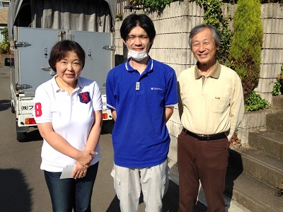2年前にもご依頼をいただきました 太宰府市のお客様より、親御様が  老人ホームをご退去されるため お部屋の片付けとお家の片付けの ご依頼をいただきました。  まずは、老人ホームのお部屋の 片付けからお願いしますとのこと  でしたので老人ホームへ向かいま した。お部屋は家族の方々で整理  されており、不要になった家具が 数点と荷物がまとめられた ダンボールを搬出し  小さな収納棚とテレビは ご自宅へ移動してほしいとの  ことでしたので積み込み作業 を行いました。  「残ったものはどうされますか？」 とお尋ねしたところ  「残りのものは、施設へ譲りたいと 思っておりますのでそのままに しておいて下さい。」  作業は30分程で完了しお客様の 誘導のもとご自宅へ向かいました。  軽トラック 1tトラック 2tトラックでお部屋の片付けからお家丸ごと片付けまで 【便利屋】暮らしなんでもお助け隊 福岡茶山店がお伺いいたします。不要品 不用品 粗大ごみ 粗大ゴミを各種プランで かたづけます。  ご自宅内に棚とテレビを搬入した後、 お家のまわりと車庫内の不用品の 片付け作業を行い、  丁度軽トラ1台分(軽トラパック)で 作業を完了することができました。  作業が完了したお客様より 「本当に助かりました。今回依頼する 際にお問い合わせ先をなくしてしまい  困っていたのですが、ちゃんと携帯 電話に登録しててよかったです！　  今回は2箇所の片付け作業に荷物 移動までお願いしましたが、すごく  要領よくきちんとしていただいて ありがとうございました。  御社にお願いして 本当によかったです。」  お任せしてよかったです。親の家(実家) お部屋 老人ホーム入居・退去 解体前 引越し 遺品整理の際不用品 不要品 粗大ごみ粗大ゴミ 大型家具を【便利屋】暮らしなんでもお助け隊 福岡茶山店が家一軒丸ごとすべて片付けましたご依頼ありがとうございました。  と、作業に大変満足していただき、 携帯電話にもご登録してくださって  私たちもお客様のお役に立つことが できて本当によかったです。  写真撮影にも、ご夫婦そろって にっこり笑顔でご協力していただき ありがとうございました。  また、次のお客様のところへ向かう 私たちを見えなくなるまで見送って 下さりありがとうございました。  お客様からいただいたパワーで 次のお客様の作業も 頑張ることができました！  親の家(実家) お部屋 老人ホーム入居・退去 引越し 解体前 遺品整理の際の不用な家具 不用品 不要品 粗大ごみ 粗大ゴミ家一軒丸ごと片付けを【便利屋】暮らしなんでもお助け隊 福岡茶山店が作業完了ですっきりしました   老人ホーム・施設へのご入居・ ご退去の際のお部屋の片付け、 お住まいの片付けの ご依頼は年々増えております。  自家用車では、タンスなどの 家具類が運べない… 必要な物を持っていくのが 精一杯… 不要な物もあるし… お困りの方はたくさんおられます  一部屋分の片付けの目安…  家具類　２～３点 (タンス・テーブル・椅子など) 家電類　数点 (テレビ・ポット・時計など) 衣類・お布団など　 その他　小物類  以上のような内容でしたら 軽トラパック(軽トラック１台)を おすすめしております。  片付けに関することはいろいろ 何でもお手伝いしておりますので  「おたくでは、こんな片付けも できる？」というようにお気軽に お問い合せ下さい。  お電話お待ちしております。   老人ホームへの入居・退去　お家の解体前　引越しの際にでた不用品、ご入院・ご退院の際のお部屋片付け　遺品整理は歯ブラシから大型家具(不用品・不用品・粗大ごみ・粗大ゴミ)まで、家の中ぜんぶ(親の家・実家片付け)【便利屋】暮らしなんでもお助け隊 福岡茶山店が全て片づけます。0120-263-101老人ホームへの入居・退去　お家の解体前　引越しの際にでた不用品、ご入院・ご退院の際のお部屋片付け　遺品整理で困ったら歯ブラシから大型家具(不用品・不用品・粗大ごみ・粗大ゴミ)まで、家の中ぜんぶ(親の家・実家片付け)【便利屋】暮らしなんでもお助け隊 福岡茶山店へのお問い合わせは、スマートフォン・iPhoneからはココをクリックすると電話がかけられます  荷物が多い場合は、 １tパック(軽トラック２台分) もしくは軽トラパック＋追加料金 など状況に応じてご対応させて いただいております。  ご家族にかわって「【便利屋】暮らしなんでもお助け隊 福岡茶山店」 がお片付けのお手伝いいたします。  些細なことでも ご遠慮なくご相談下さい