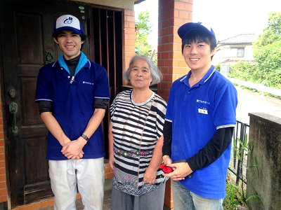 太宰府市のお客様より、 引越し後のお家一軒丸ごと片付け のご依頼です。  「この度、40年近く住んでいた家を 引っ越すことになり、大きな家具や 家電品を片付けいただきたいので お見積りをお願いできますか。」  とご相談をいただきましたので お見積りにお伺いいたしました。  お客様のお家は４DKの2階建ての 一軒屋の各お部屋に大きな家具類が  1点～2点あり、お布団や細かいもの が多数点在している状態で  タンスや食器棚の中はお客様の方で すでに片付けられており、  あとは押入れや机の引き出しの中 といった細々とした場所の片付けが まだお済になっていない状態でした。  「退去するまで時間があるので、 それまでに自分でできる限りは 片付けるつもりですので 大きな家具などを中心にお見積り していただけませんか？」  と、お客様よりご相談をお受けいたし ましたので、まずはお客様よりご指定  いただいた家具類などをお聞きして、 お見積りをさせていただきました。  お客様の方で片付け作業が できなかった場合もご心配されて  おりましたので、おおよその金額に なりますがご参考まで お伝えさせていただきました。  作業前日に確認のお電話をした際に お客様より  「すみません、ちょっと体調を崩して しまいまして…思ったより片付け られませんでした。」  とおっしゃられたので、当日もう一度、 作業を行う前にお見積りをさせて いただいて作業を行うことになりました。  実際にはかなりお客様の方で 片付け作業をされており、  その作業で体調を崩されたとのことで 申し訳なさそうにしているお客様を  なんとか元気にしたいと思いから 作業スタッフにも力が入りました！  仕分け作業から搬出作業まで【便利屋】暮らしなんでもお助け隊 福岡茶山店が家一軒丸ごとすべて片付けます親の家(実家) お部屋　老人ホーム入居・退去 解体前 引越し 遺品整理 際に、大型家具 不要品 不用品粗大ごみ 粗大ゴミ の片づけで困っていませんか？  作業初日は、 大きな家具類の片付け作業と、  押入れや引き出しの中等の 仕分け作業を中心に作業を行い、  2日目は車庫、お庭の片付け、 最後に清掃作業を行い  お昼過ぎには 作業を完了いたしました。  作業完了確認をされたお客様は  「本当にすみませんね。こんな大変な 仕事をお願いして…娘がおたくの会社 をインターネットで探してくれてここが いいじゃないって推薦してくれたの ですが間違えなかったです。  本当によくして頂きありがとう ございました。あなた方みたいな 方々がおられる会社に お願いして良かったわ」  と嬉しいお言葉を いっぱいいただきました。  親の家(実家) お部屋　老人ホーム入居・退去 解体前 引越し 遺品整理 際の片付けのことで困ったら、大型家具 不要品 不用品 粗大ごみ 粗大ゴミ家一軒丸ごとすべて片づけいたしますまた、何かお困りの際はご相談下さい   ここのお家には40年近く住んでいて、 亡くなれたご主人様、当社を推薦して  いただいた娘様との想い出がたくさん がつまっており、片付いたお部屋を  確認する間想い出のお話を されるお客様がとても 印象に残っています。   お客様の思い出がいっぱいのお家は 住宅地の一角にあり、  お隣は建てかえ工事が 行われていました。  お客様が40年近く住まれていた 住宅街は現在、ご年配の方々が  多くなり少しずつ新しいお家へと建て かえられ世代交代がはじまっている とのことでした。  今回のお客様の町に限らず、 いずれどこの町にもお家にも  世代交代の時は必ず訪れます。  色んな理由でお家を片付け なければいけません。  当社にもたくさんのご相談、 お問い合わせをいただいております。  どんな些細なことからでも構いません ので、その際はご遠慮なく お問い合わせ下さい。  作業が完了したお客様はほっとされた 様で、最後は当社スタッフと笑顔で  写真撮影にも ご協力いただきありがとうございました。  片付け作業で崩された体調を 早く治していただいて、  新しいお家で楽しい生活が できますよう心より願っております。  ご依頼いただきありがとうございました。   片付けに関することはいろいろ 何でもお手伝いしておりますので  「おたくでは、こんな片付けも できる？」というようにお気軽に お問い合せ下さい。  お電話お待ちしております。   老人ホームへの入居・退去　お家の解体前　引越しの際にでた不用品、ご入院・ご退院の際のお部屋片付け　遺品整理は歯ブラシから大型家具(不用品・不用品・粗大ごみ・粗大ゴミ)まで、家の中ぜんぶ(親の家・実家片付け)【便利屋】暮らしなんでもお助け隊 福岡茶山店が全て片づけます。0120-263-101老人ホームへの入居・退去　お家の解体前　引越しの際にでた不用品、ご入院・ご退院の際のお部屋片付け　遺品整理で困ったら歯ブラシから大型家具(不用品・不用品・粗大ごみ・粗大ゴミ)まで、家の中ぜんぶ(親の家・実家片付け)【便利屋】暮らしなんでもお助け隊 福岡茶山店へのお問い合わせは、スマートフォン・iPhoneからはココをクリックすると電話がかけられます
