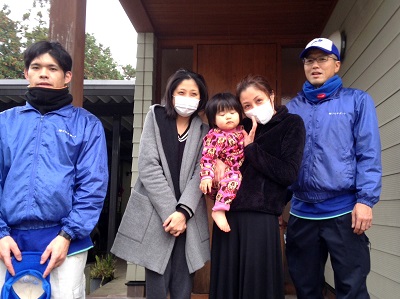 那珂川市のお客様より、ご実家の お部屋丸ごと片付けのご依頼です。  御祖父様がお亡くなりなられたため ご実家の1階部分を片付けて  いただきたのでお見積りを お願いします。  とお問い合わせをいただきました。  後日、お見積りにお伺い させていただきました。  不要品 不用品 粗大ごみ 粗大ゴミの片付けに困ったら【便利屋】暮らしなんでもお助け隊 福岡茶山店へ おまかせ下さい。実家や親の家 遺品整理 老人ホームの入居 退去 入院の際の 片付け作業は【便利屋】暮らしなんでもお助け隊 福岡茶山店にご相談下さい。  12~14畳くらいのお部屋には、 お電話でお伝えいただきました、  ダブルベッド、タンス、洋服類 のほかに、タンスが2台、家電品、 玩具類があり  2tトラック1台分の片付け作業、 家具の解体、タンスの中や引き出し  の中の物の仕分け・梱包作業は すべてお任せしますとの事でした  ので仕分け・梱包作業費(2t分)が 必要なお部屋でした。  リビングの方は、 ダイニングテーブルセット、 ソファー(2人掛け)2台 テレビ台、炬燵布団セット、 半間ほどのクローゼット内、  大きな家具ばかりでしたので こちらのお部屋は軽トラック3台と  クローゼット内の仕分け・梱包費で お見積りいたしました。  合計で2tトラック1台、1tトラック1台、 軽トラック１台、仕分け・梱包作業費 軽トラック4.5台分で  お見積りさせていただきました。  「すみませんが、○日までに作業を していただきたいのですが、 大丈夫ですか？」  とご相談をいただきましたので、 すぐにスケジュールを確認を いたしましたところ  お客様のご希望まで余裕をもって 作業を行うことができましたので、  後日作業をさせて いただくことになりました。  まずは、リビングの家具類を運びだし お部屋の方は仕分け・梱包作業を  行いながら家具類を解体し 運びだし作業を行いました。  お客様には作業中にでてきた 書類や郵便物、貴重品等の ご確認をしていただきました。  可燃物 不燃物 衣類 家電品 本 新聞紙などの紙類 不用な物と必要なもの、粗大ごみ 粗大ゴミ 不用品 不要品に それぞれ仕分けをし梱包作業を行う。  休憩時間にはお客様より、  「ここは山の中の田舎なので、 もしよかったお飲みを 買ってきますよ。」  と心遣いをしていただき、9時から 作業を始めて2時間半後には、  2tトラックと軽トラックが いっぱいになりました。  トラックを入れ換えて午後から 引き続き作業を行い、清掃作業まで  含め14時には 完了することができました。  作業確認をしていただいた お客様より  「ホコリまで取っていただいて、 こんなにきれいにしていただけた のですね！  かなりお時間がかかると思っていま したが作業も早くて丁寧ですね！ 本当にありがとうございました。」  雨が降るなか写真撮影にも、 ご姉妹揃ってスタッフと一緒に ご協力いただき、  またお茶の差入れまでして いただきありがとうございました。  「今度は、2階のお部屋もお願いする と思いますので、その際は よろしくお願いいたします。」  と、みなさん揃ってお見送りを していただきました。  お二階の片付け作業もお力に ならせていただけたらと思って  おりますので その際はぜひご相談下さい。  親の家(実家) お部屋 老人ホーム入居・退去 引越し 解体前 遺品整理の際の不用な家具 不用品 不要品 粗大ごみ 粗大ゴミ家一軒丸ごと片付けを【便利屋】暮らしなんでもお助け隊 福岡茶山店が作業完了ですっきりしました  片付けに関することはいろいろ 何でもお手伝いしておりますので  「おたくでは、こんな片付けも できる？」というようにお気軽に お問い合せ下さい。  お電話お待ちしております。   老人ホームへの入居・退去　お家の解体前　引越しの際にでた不用品、ご入院・ご退院の際のお部屋片付け　遺品整理は歯ブラシから大型家具(不用品・不用品・粗大ごみ・粗大ゴミ)まで、家の中ぜんぶ(親の家・実家片付け)【便利屋】暮らしなんでもお助け隊 福岡茶山店が全て片づけます。0120-263-101老人ホームへの入居・退去　お家の解体前　引越しの際にでた不用品、ご入院・ご退院の際のお部屋片付け　遺品整理で困ったら歯ブラシから大型家具(不用品・不用品・粗大ごみ・粗大ゴミ)まで、家の中ぜんぶ(親の家・実家片付け)【便利屋】暮らしなんでもお助け隊 福岡茶山店へのお問い合わせは、スマートフォン・iPhoneからはココをクリックすると電話がかけられます