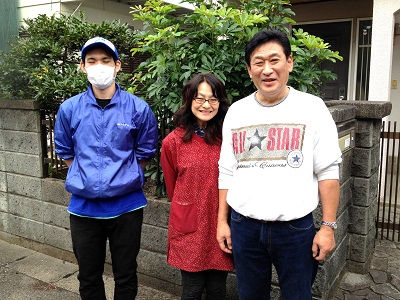 当初1tパックでの作業を ご希望されておりましたが、  前回のご依頼いただいた際に、 次回は大きな家具類をお願いします  とご相談をお受けしておりましたので 念のため2tトラックで お伺いさせていただきました。  タンスや食器棚の中はお客様の方 で片付けをされておりましたが、  お話をされていた以上に作業が 進んでおられましたので、  2tトラック1台分のお見積りで 作業を開始いたしました。  お客様より  「家具が大きいですもんね。 すみません、素人なものでトラック にどれくらい積めるのかが 想像できなくて…」  親の家 実家が空き家になるため、久しぶりに行ったらびっくり。こんなにたくさんの 不用品 不要品 粗大ごみ 粗大ごみ 大型家具 タンス ダンボール ゴミ袋 ごみ袋をわたしだけではとても片付けられない。  とお問い合わせ時にご希望されて いた1tパックでは片付けられない  ことをお気にされておりましたが、 お気になされないでください。  普段から作業を行っているスタッフと お客様ではどれくらいの量が  どのトラックに積載できるのかなんて 想像できないのは当然です。  お問い合わせ時に主な家具類など をお伝えいただければ当社のほうで トラックをご準備し、  必ず現地にて 再度お見積りをいたします。  どうしよう、たくさんの不用品・不要品・粗大ゴミ・粗大ごみ 時間もないし、人手もいないし、どこの業者にお願いしたらようのか わからないし、いったい費用はどれくらい必要なの、作業時間はどれくらいかかるの   2tトラック未満の量でしたら、 2tトラックでお伺いしたからといって  2tパックの料金を 請求するようなことはありません。  ご予算に応じてお客様の ご優先されるものからの作業を 行う事もできますので、  ご遠慮なく 担当スタッフへご相談ください。   作業の方は、スタッフ2名にお客様 とお父様と奥様がお手伝いを  していただいたおかげで 無事に完了することができました。  最終確認時にトラック内にまだ少し 積み込めるスペースが  ございましたので、その分を 差し引いてご清算させて いただきました。  「タンスの中や細かい場所は、 自分達でも片付けられたのですが、  一人では運びだせない家具や 自家用車でも運べない大きな家具類  の片付けに困っていましたので、 本当に助かりました。  大きなトラックできていただいて よかったです。 ありがとうございました。」  と感謝のお言葉に冷たいお茶の 差し入れまで添えていただき、  今回は奥様も一緒に写真撮影に もご協力いただき ありがとうございました。  親の家(実家) お部屋 老人ホーム入居・退去 引越し 解体前 遺品整理の際の不用な家具 不用品 不要品 粗大ごみ 粗大ゴミ家一軒丸ごと片付けを【便利屋】暮らしなんでもお助け隊 福岡茶山店が作業完了ですっきりしました   片付けに関することはいろいろ 何でもお手伝いしておりますので  「おたくでは、こんな片付けも できる？」というようにお気軽に お問い合せ下さい。  お電話お待ちしております。   老人ホームへの入居・退去　お家の解体前　引越しの際にでた不用品、ご入院・ご退院の際のお部屋片付け　遺品整理は歯ブラシから大型家具(不用品・不用品・粗大ごみ・粗大ゴミ)まで、家の中ぜんぶ(親の家・実家片付け)【便利屋】暮らしなんでもお助け隊 福岡茶山店が全て片づけます。0120-263-101老人ホームへの入居・退去　お家の解体前　引越しの際にでた不用品、ご入院・ご退院の際のお部屋片付け　遺品整理で困ったら歯ブラシから大型家具(不用品・不用品・粗大ごみ・粗大ゴミ)まで、家の中ぜんぶ(親の家・実家片付け)【便利屋】暮らしなんでもお助け隊 福岡茶山店へのお問い合わせは、スマートフォン・iPhoneからはココをクリックすると電話がかけられます