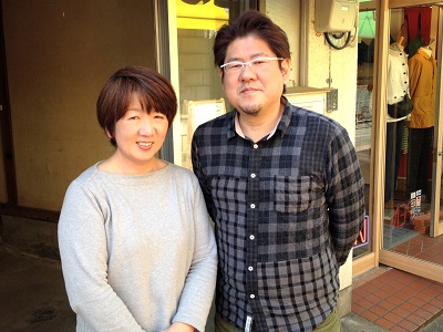 以前、片付け専門の便利屋「【便利屋】暮らしなんでもお助け隊 福岡茶山店」さんに依頼して、お家の中やまわりの粗大ゴミ、不用品といったものを片付けていただき、今回はお家の2階部分を片付けもらうことにしました。こちらは前回見積にきていただきましたが、出来る範囲で片付けを自分たちで行い再度お見積りにきていただきました。前回のお見積りの半分以下の費用になったことはびっくりしました。作業は前回同様、不用品処分の専門の何でも屋だけあって早くてきれいで丁寧な作業をしていただき本当に助かりました。また片付けで困った際はぜひよろしくお願いします。と声をかけていただき最後はお二人で写真撮影にもご協力いただきありがとうございました。