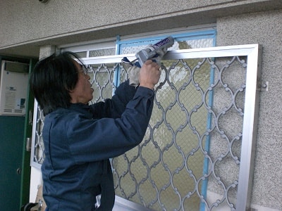 クチコミ　評判７　あなたの町の便利屋・何でも屋　【便利屋】暮らしなんでもお助け隊 福岡茶山店では、お家のちょっと困ったを解決しています。今回は窓ガラスの張替え作業です。鍵がかけれない窓ガラスって不安ですよね。ホームページには、ご依頼いただいたお客様より、口コミ・評判コメント、笑顔の写真を掲載しています。