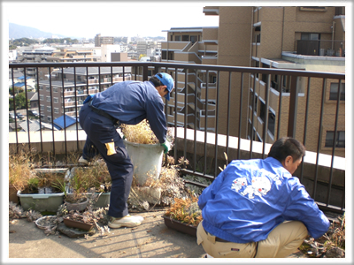 福岡市南区柳瀬の【便利屋】暮らしなんでもお助け隊 福岡茶山店　春日のベランダ片付け施工中！