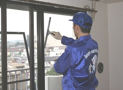 クチコミ　評判６　便利屋・何でも屋　【便利屋】暮らしなんでもお助け隊 福岡茶山店では、その名のとおりお家のお掃除も行っています。ホームページには、ご依頼いただいたお客様より、口コミ・評判コメント、笑顔の写真を掲載しています。女性（お母様・高齢者の方）方々から 安心と信頼され続けて２０年。今回は窓のお掃除のご依頼です。